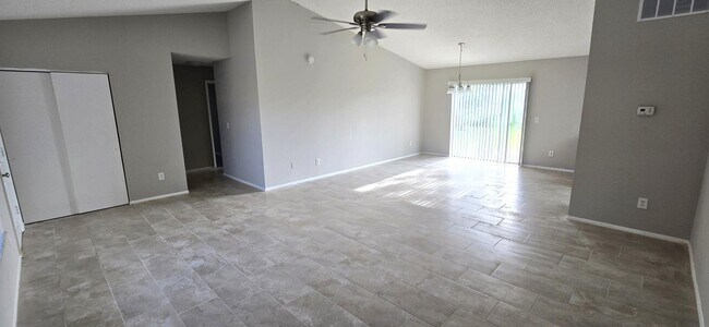 Foto del edificio - 391 Buttonwood Dr