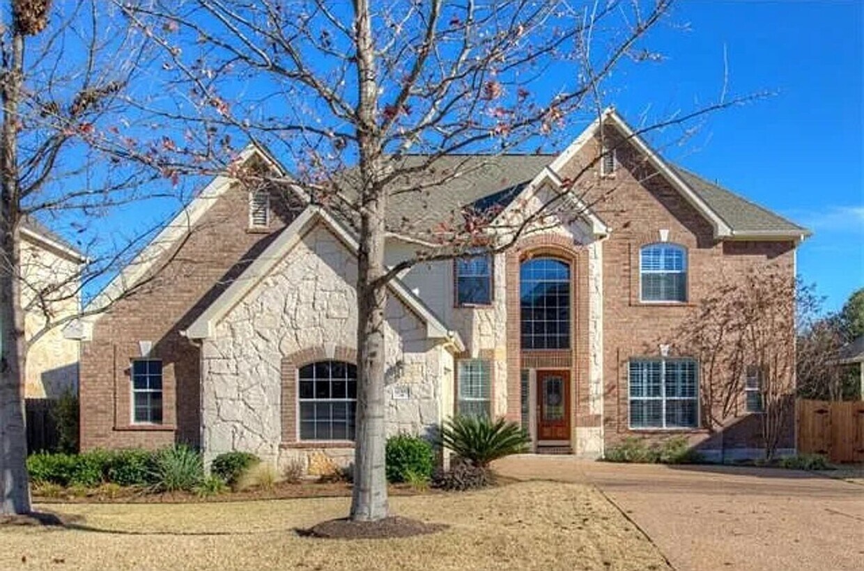 Foto principal - Gorgeous 4-bedroom home!