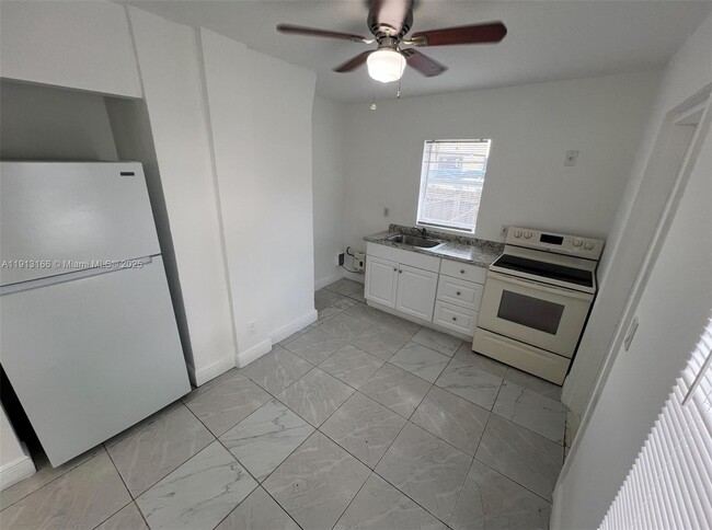 Building Photo - 1935 SW 2nd St