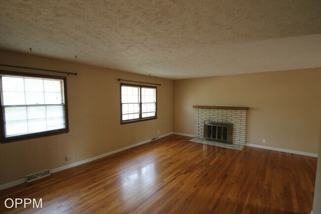 Foto del edificio - 4 br, 1.5 bath House - 5312 S. 106th St.