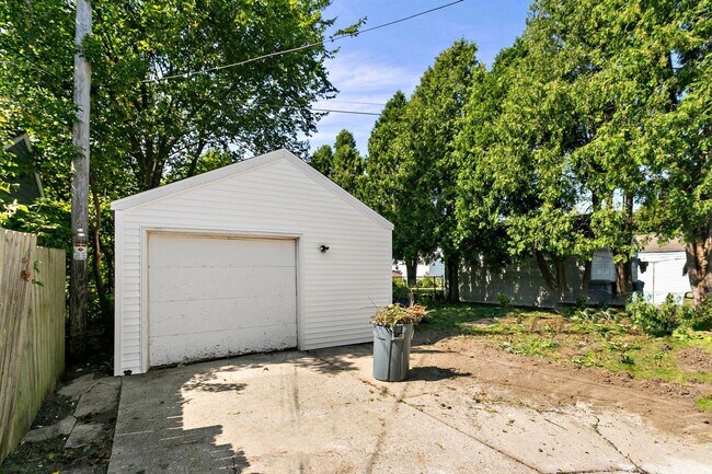Building Photo - 4 Bedroom Single Family