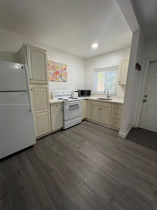 Foto del edificio - 635 SW 16th Ave