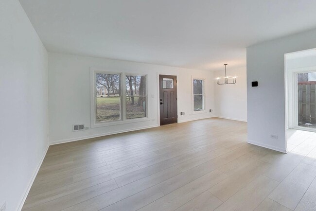 Building Photo - 1834 Jamestown Cir