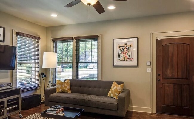 Foto del edificio - Cute 3 bed w/bonus space. Fenced yard. Loc...