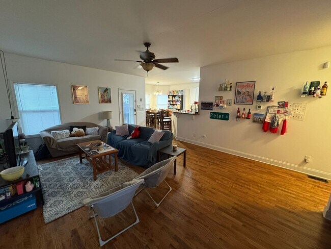 Foto del edificio - 4 Bedroom Downtown Beauty!