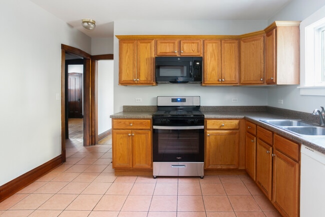 Building Photo - 2152 W Webster Ave