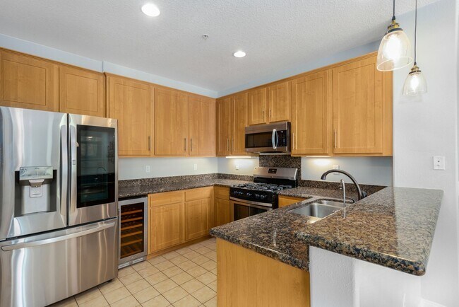 Building Photo - RESORT Living, modern upgraded Condohome i...