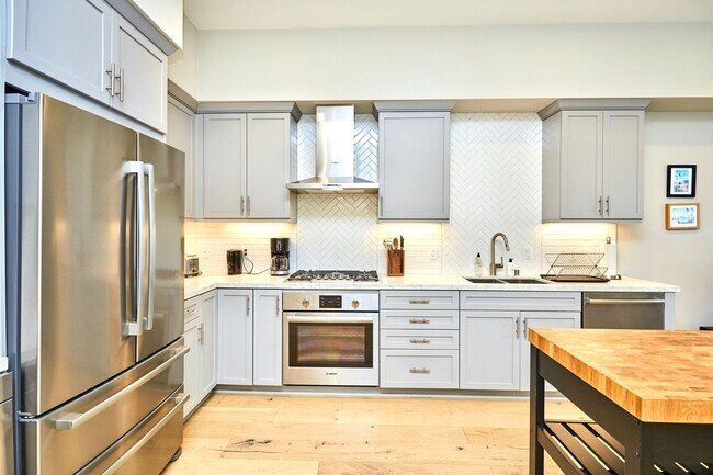 Building Photo - Newly built 3 bed in South Redondo Townhome