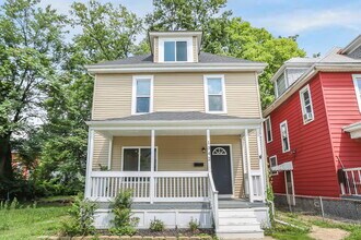 Building Photo - 1342 E Fulton St