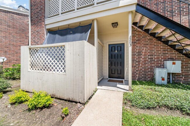 Building Photo - 2121 El Paseo St