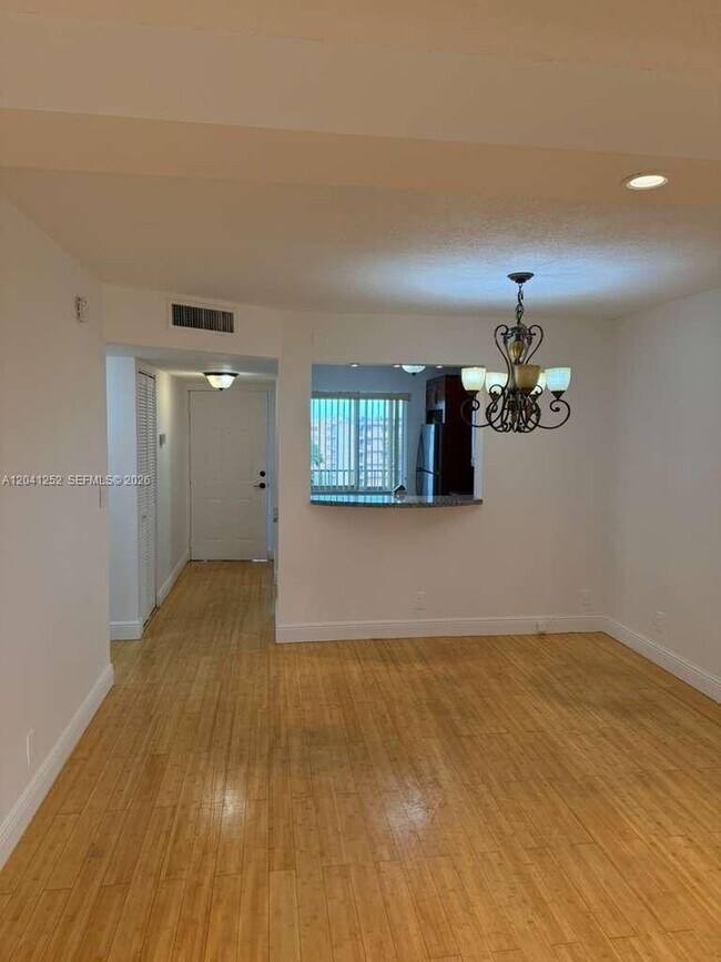 Foto del edificio - 8610 N Sherman Cir