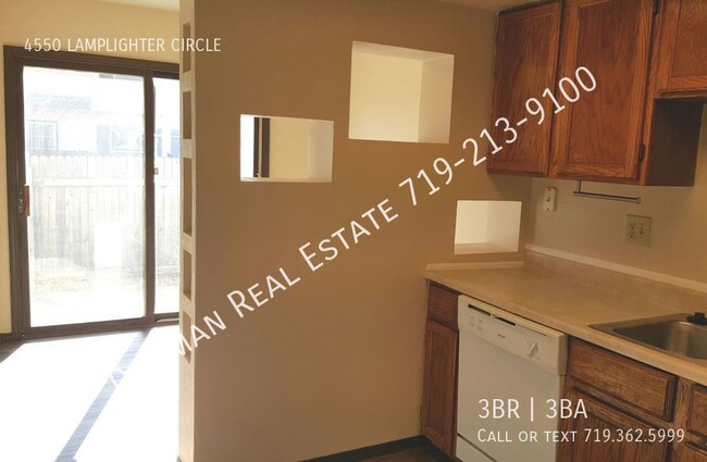 Foto del edificio - Updated Townhome close to Ft Carson