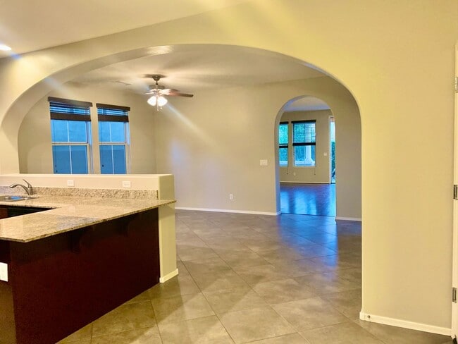 Building Photo - MOVE IN SPECIALS !!  4BD 3BA in South Temp...