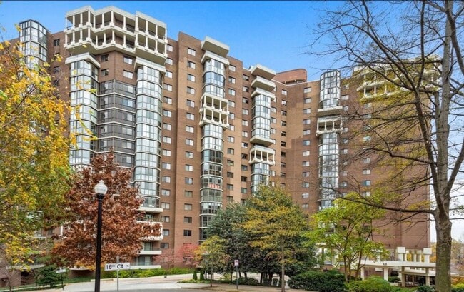 Building Photo - 1600 N Oak St