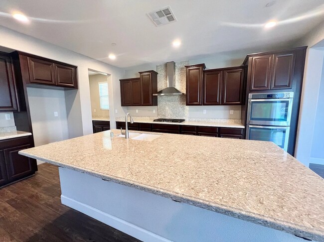 Foto del edificio - Elegant and Spacious Home with Pool & Park Views in Prime Roseville Location!