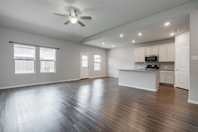 Building Photo - Stunning 3-bedroom, 2.5-bathroom home loca...
