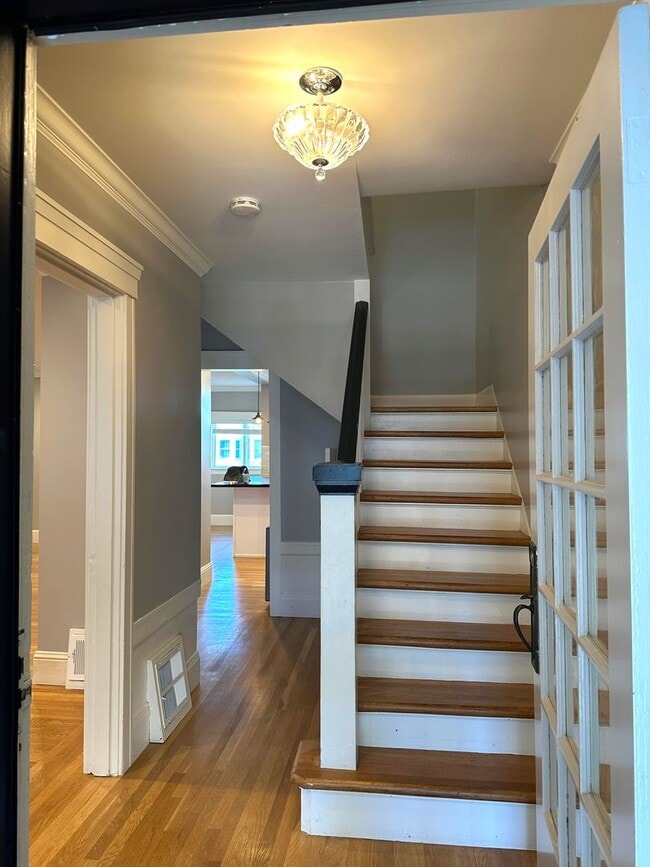 Building Photo - UPDATED Split Level 3BR/2BA 1650sf Sunset ...