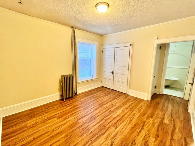Building Photo - 220 E 20th Ave