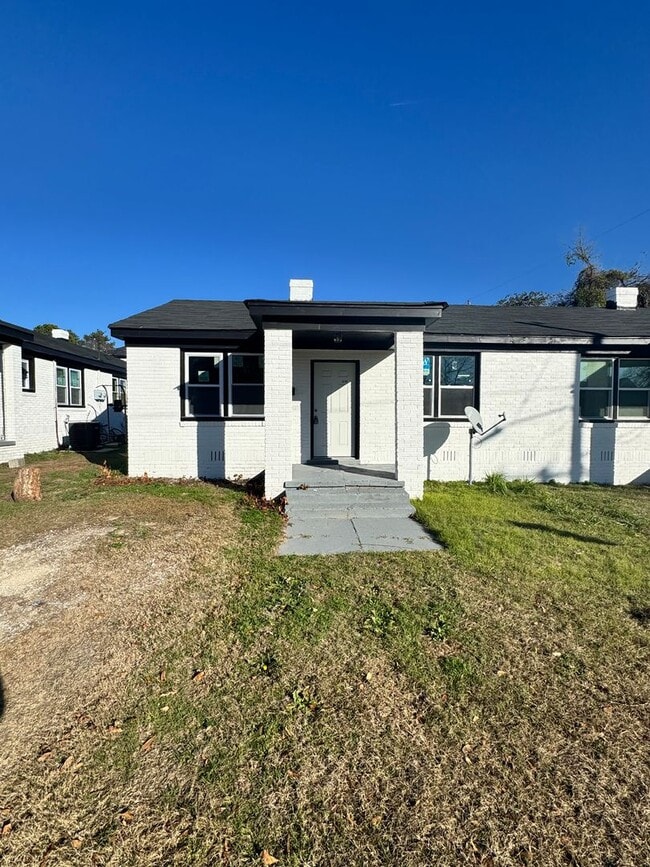 Building Photo - Newly renovated 2bd/1ba Apartments