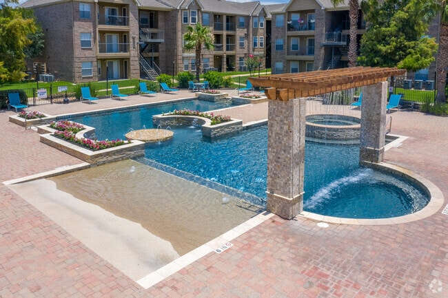 Building Photo - The Enclave