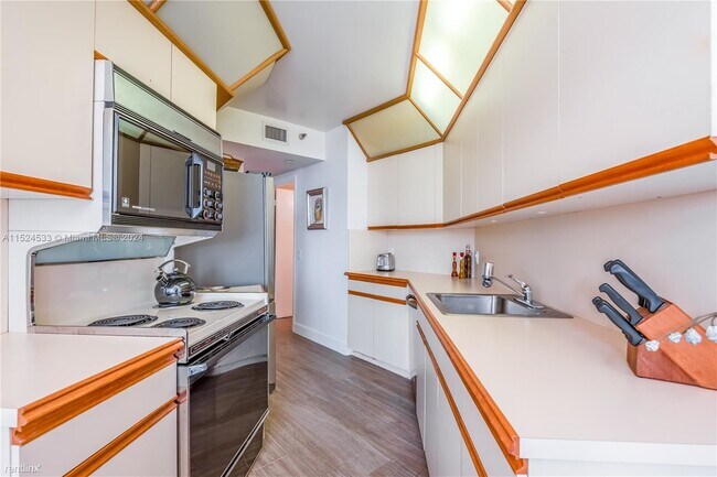 Building Photo - 3 br, 2 bath House - 3610 Yacht Club Dr Ap...