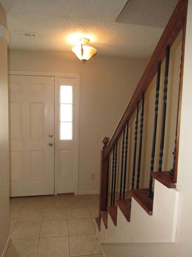 Building Photo - Convenient to schools, shopping & hospitals.