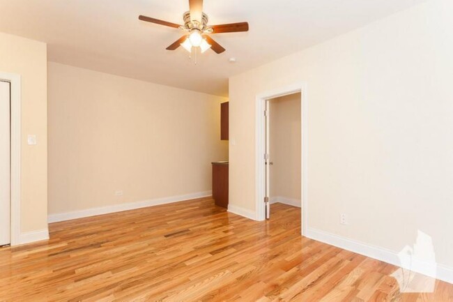 Foto del edificio - 1 bedroom in Chicago IL 60657
