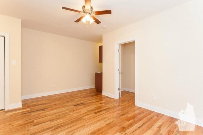 Building Photo - 1 bedroom in Chicago IL 60657