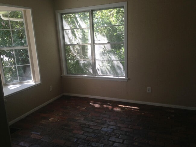 Foto del edificio - 1104 N LBJ Dr