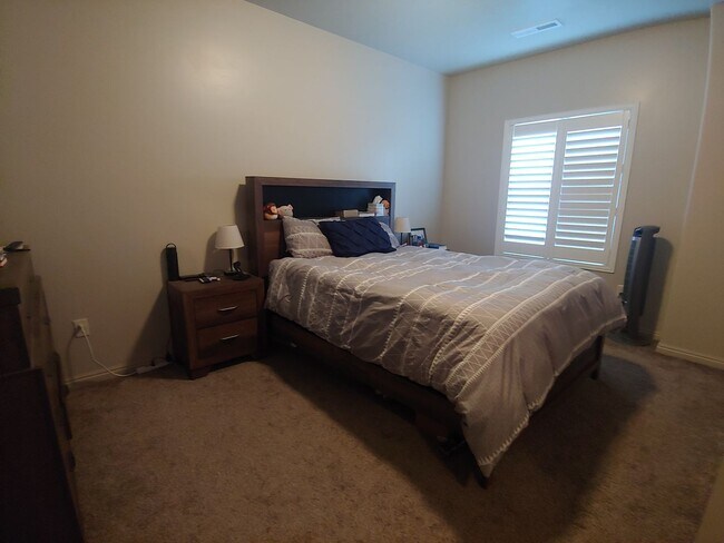 Building Photo - Charming Townhome