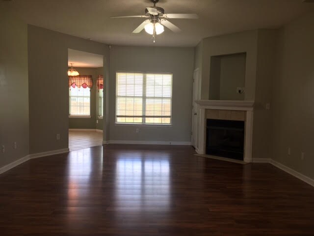 Foto del edificio - 601 Hidden Creek Cir