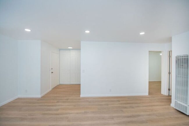 Building Photo - Newly Remodeled Upstairs Unit!