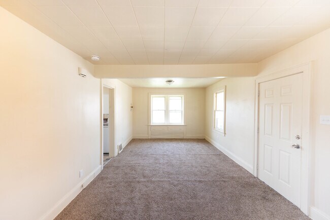 Building Photo - Three bedroom one bathroom home for rent