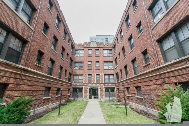 Building Photo - 516 W Cornelia Ave