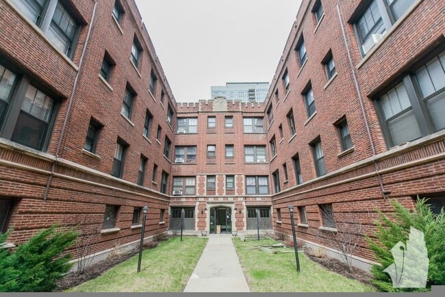 Building Photo - 516 W Cornelia Ave