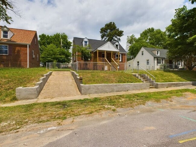Building Photo - 1002 Jamestown Ave
