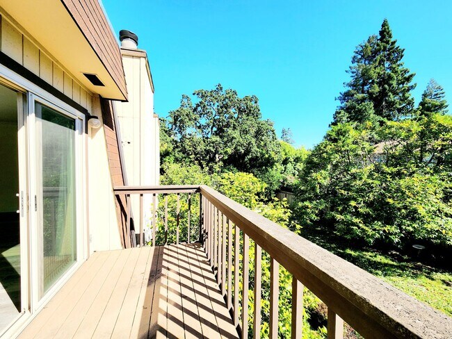 Building Photo - Lovely two bed, two bath condo with garden...