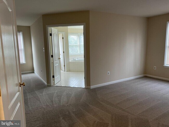 Foto del edificio - 9425 Spruce Tree Cir
