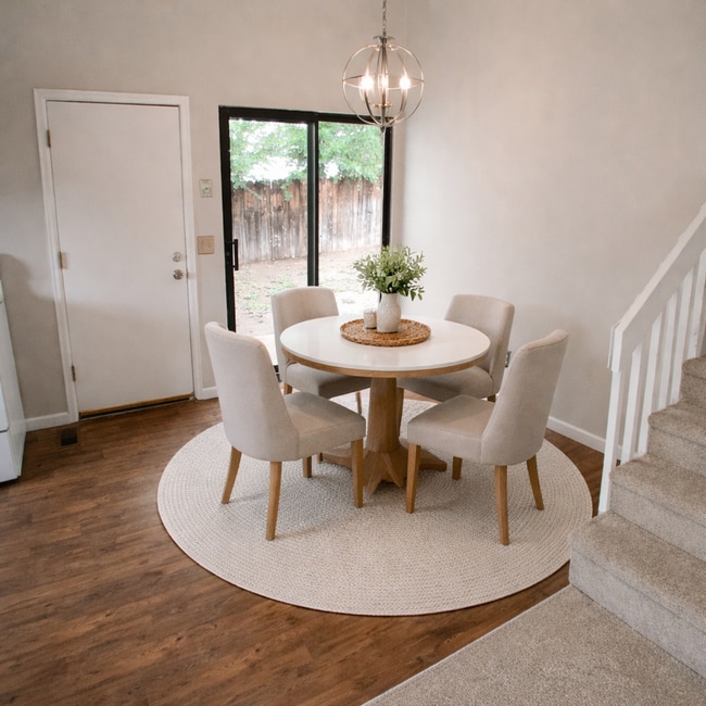 Foto del edificio - Beautiful 3 bedroom, tri-level home available in School District 20!