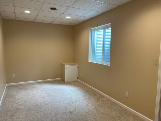 Building Photo - Rare find! 4 Bedroom!