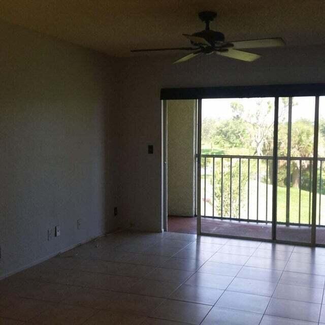 Building Photo - 1500 SE Royal Green Cir