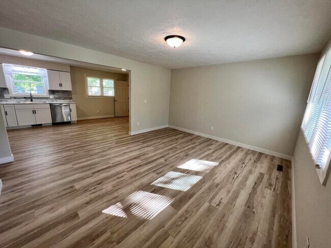 Building Photo - 104 N Teakwood Ave