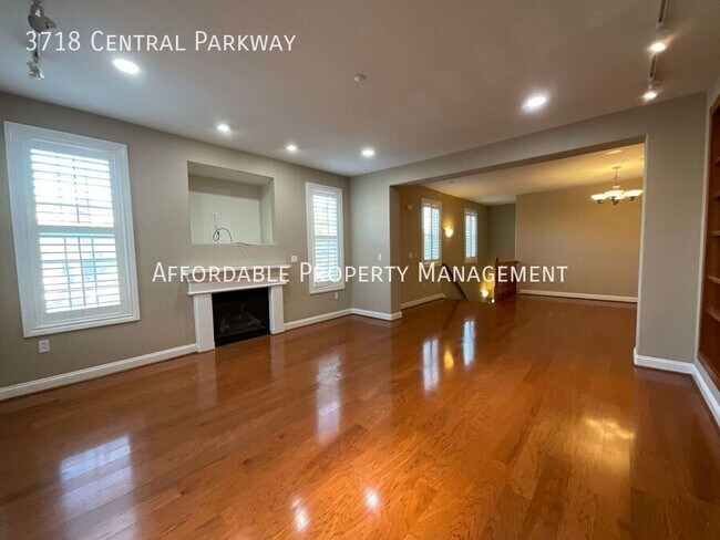 Foto del edificio - 3718 Central Pkwy