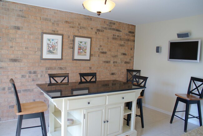 Building Photo - 2S661 Ave Normandy W