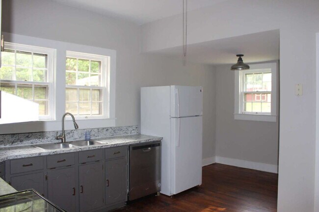 Foto del edificio - CHARMING HOUSE IN THE TOWN OF CLARKSVILLE VA.  MINUTES FROM SHOPPING AND ENTERTAINMENT.