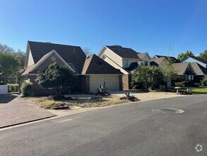 Building Photo - 810 Fairway Lakes Dr
