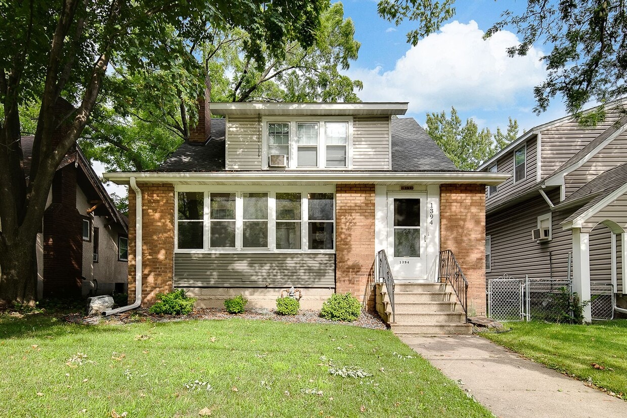 Primary Photo - Beautiful 5 bed 2 bath single family house