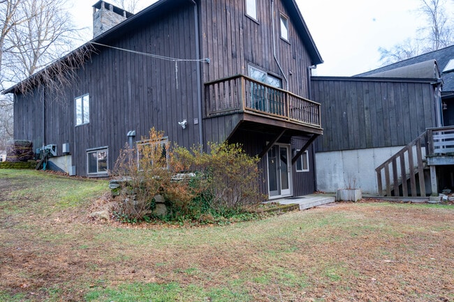 Building Photo - 215 Old Newtown Rd