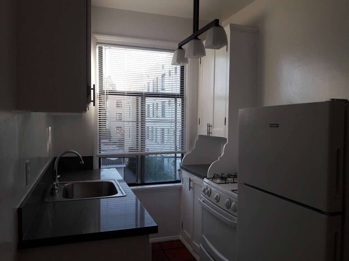 Foto principal - 6234 De Longpre Ave