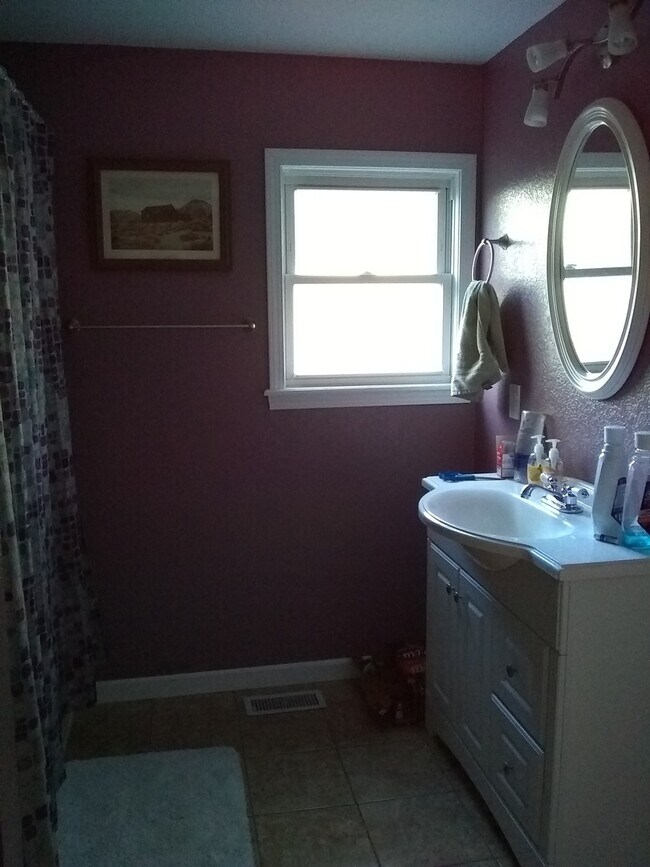 Building Photo - Charming 2 story home available on quiet s...